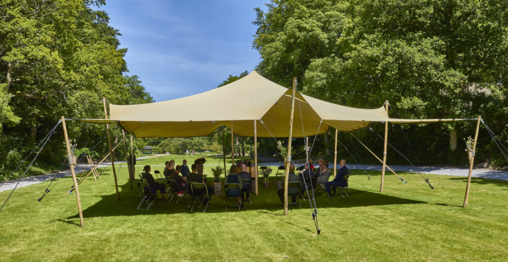 Buitenaula Vijverpark ligt op een open veld, omringd door bomen en duinen