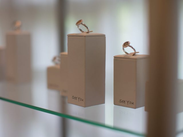 In onze toonzaal vindt u tal van sieraden, urnen en andere gedenkobjecten