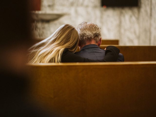 westerveld-begraafplaats-crematorium-dochter-vader-in-mariuspoelzaal