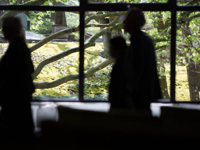 westerveld-begraafplaats-crematorium-familie-in-dudokzaal
