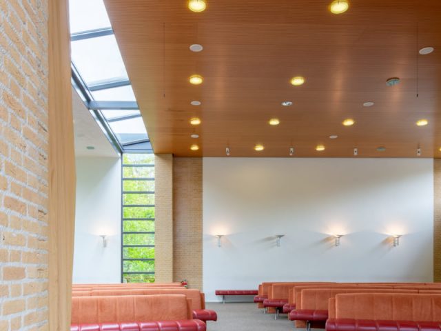 de Hazelaar heeft een bijzondere lichtinval en wordt vaak gebruikt voor begrafenisplechtigheden