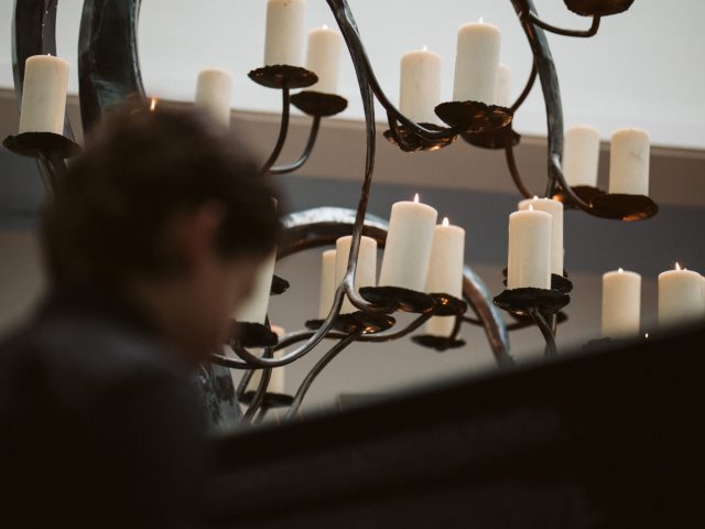 westerveld-begraafplaats-crematorium-kind-piano-in-mariuspoelzaal