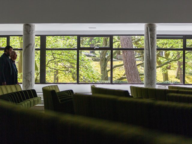westerveld-begraafplaats-crematorium-lopend-in-zaal