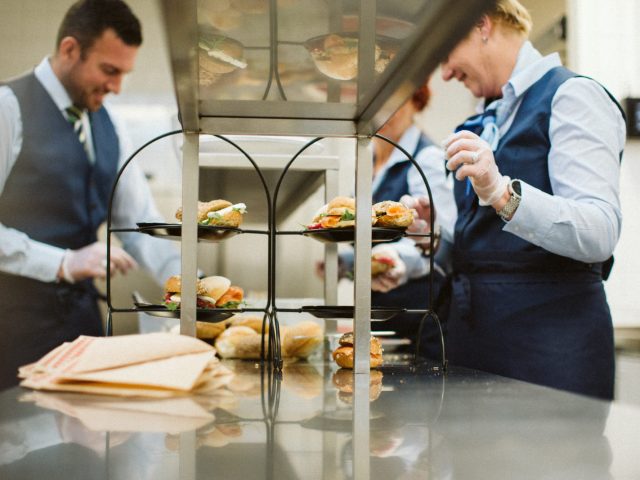 Onze horecamedewerkers bedienen u in al uw wensen