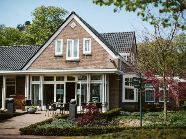 Petit Café Westerveld, waar u bij lekker weer ook op het terras iets kunt eten of drinken